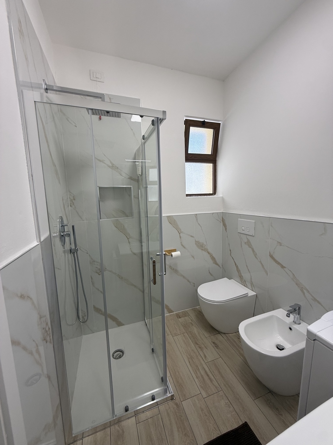 Bagno moderno con doccia