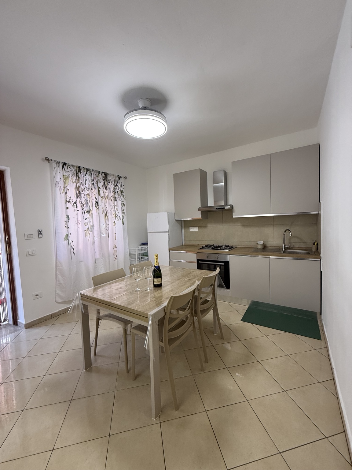 Cucina attrezzata con tavolo da pranzo