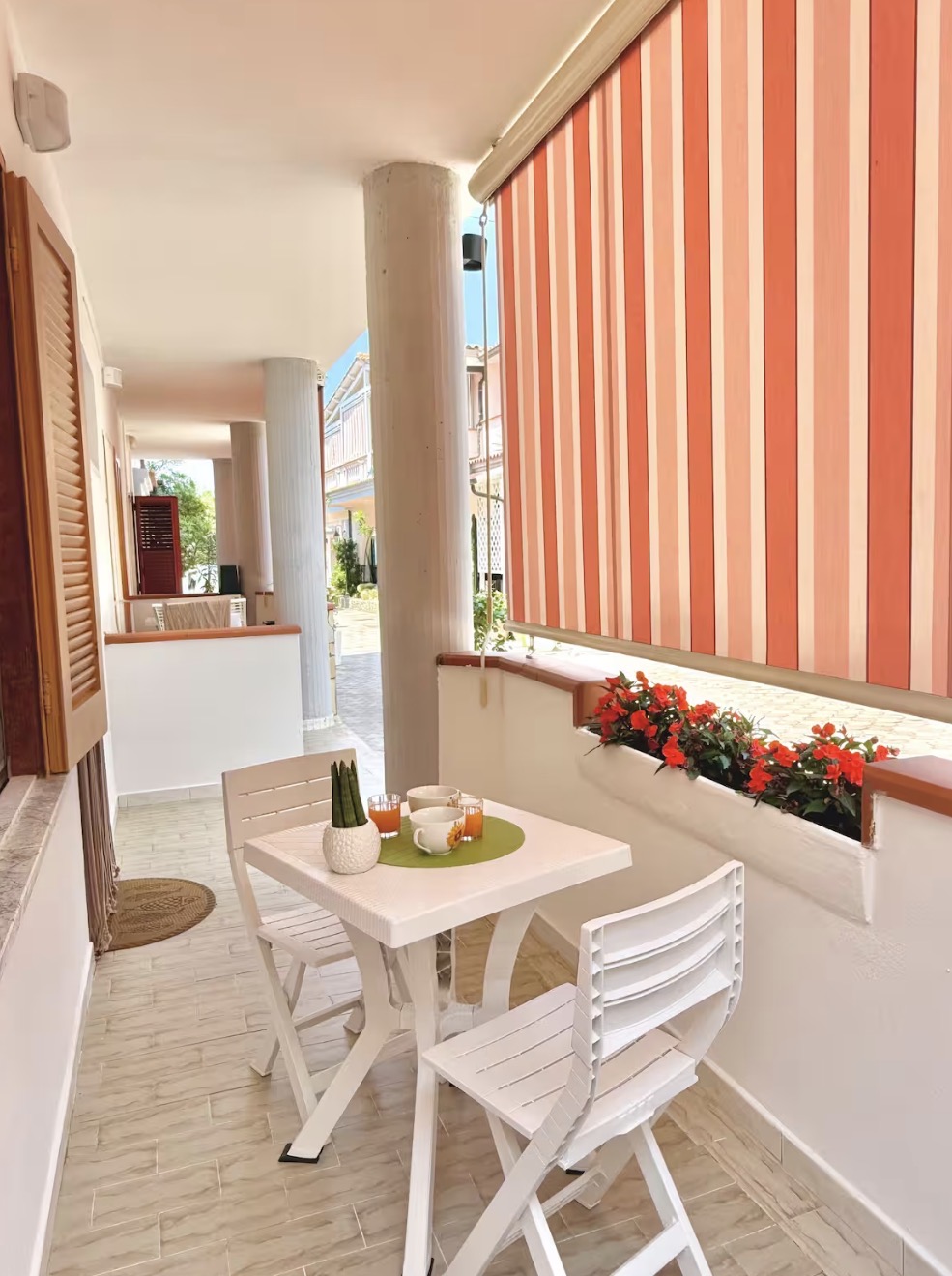 Terrazzino privato arredato per colazione e relax